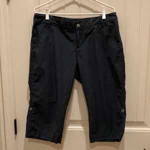 Columbia Hiking Outdoor Women’s Size 12 Capri Shorts Roll Tabs Pockets Dark Blue